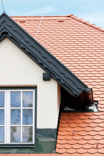 Gerade im Dachgeschoßausbau muss alte Bausubstanz mit neuen Werkstoffen behutsam und gekonnt verbunden werden, um Bauschäden vorzubeugen.
