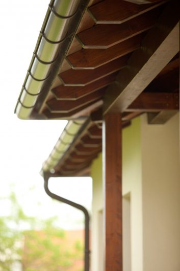 Dach im italienisch-toskanischen Stil: Mehrere kleine bis große Walmdächer in verschiedenen Ebenen; Dachverglasung für die Belichtung der dahinter liegenden Wohnräume mit den von außen typischen Walmdächern kombiniert
